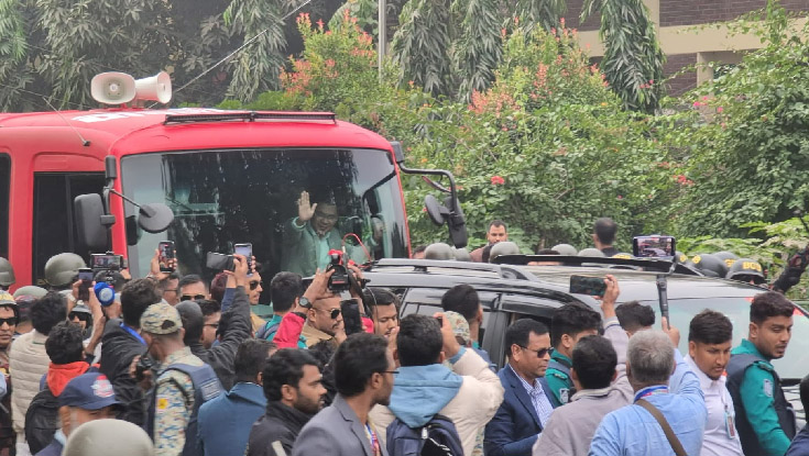 পথে পথে মানুষের ঢল, হাসিমুখে হাত নাড়ছেন তারেক রহমান