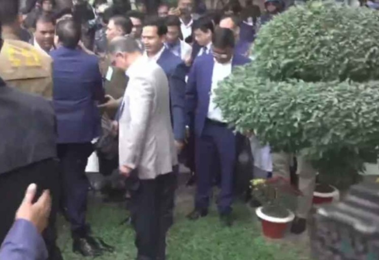 দেশের মাটির স্পর্শ নিলেন তারেক রহমান