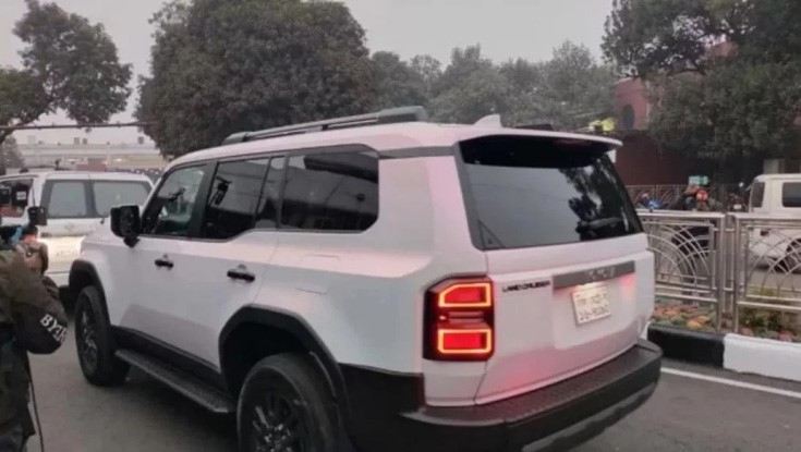 তারেক রহমানকে আনতে বিমানবন্দরে বুলেটপ্রুফ গাড়ি