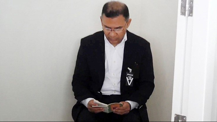 মায়ের মরদেহের পাশে কুরআন পড়ছেন তারেক রহমান