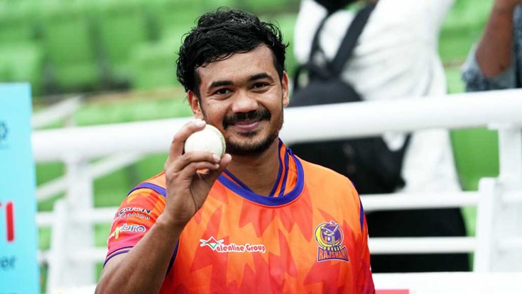 শারজাহ মাতাতে দোয়া চাইলেন তাসকিন