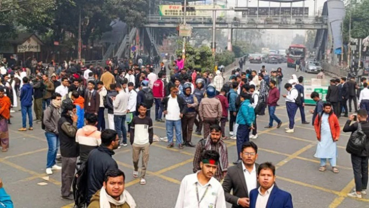 শিক্ষার্থীদের সড়ক অবরোধ, তীব্র যানজটে ভোগান্তি