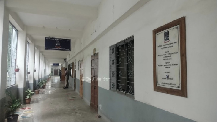 শিক্ষকদের তৃতীয় দিনের কর্মবিরতি, ঢাবির ক্লাস-পরীক্ষা বন্ধ