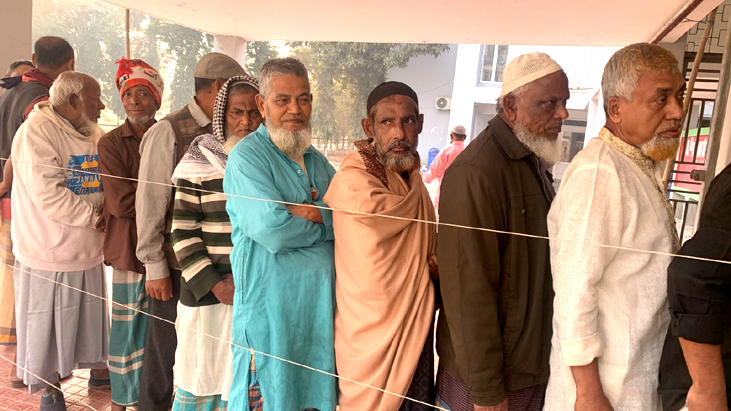 কেন্দ্রগুলোতে ভোটারদের উপচে পড়া ভিড়
