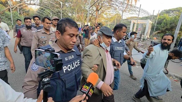 ধানমন্ডি ৩২ থেকে ঢাবি অধ্যাপকসহ ৫ জন আটক