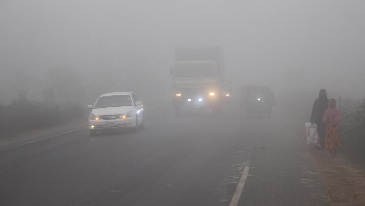 পঞ্চগড়ে জনজীবন বিপর্যস্ত, হেডলাইট জ্বালিয়ে চলছে যানবাহন