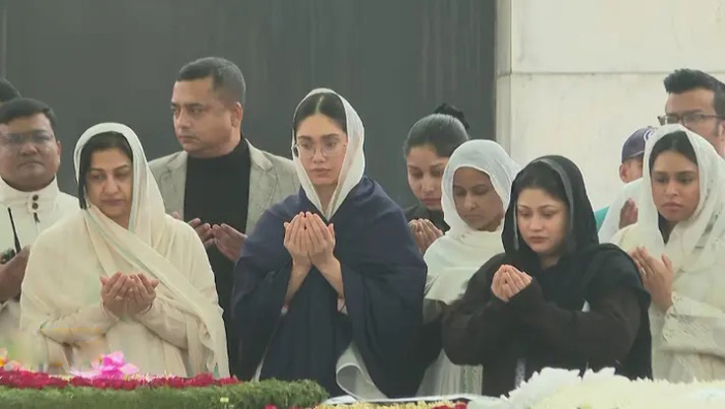 দাদির কবরের সামনে দীর্ঘ মোনাজাত জাইমা রহমানের