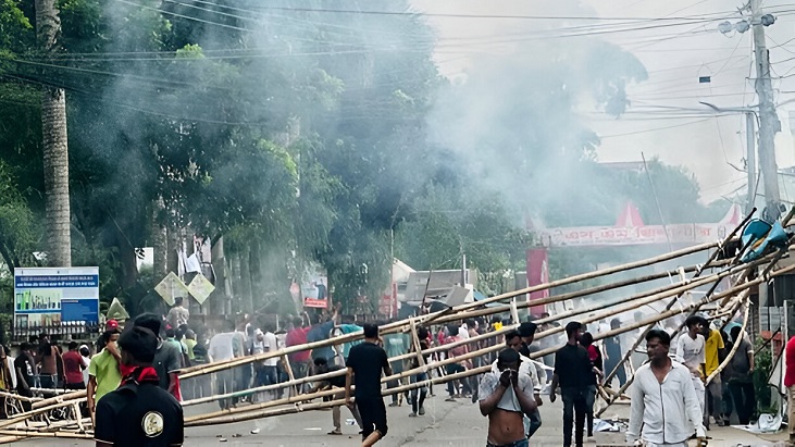 গোপালগঞ্জে পুলিশের সঙ্গে আ.লীগ-ছাত্রলীগের তুমুল সংঘর্ষ গোপালগঞ্জে পুলিশের সঙ্গে আ.লীগ-ছাত্রলীগের তুমুল সংঘর্ষ