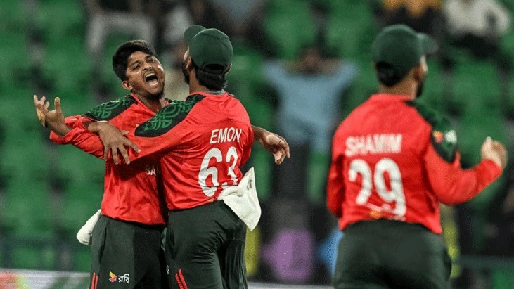 পাঁচ উইকেট হারিয়ে ধুঁকছে পাকিস্তান