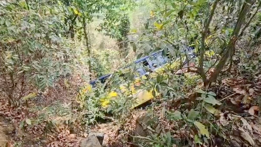 বান্দরবানে পর্যটকবাহী বাস খাদে পড়ে আহত ৩০