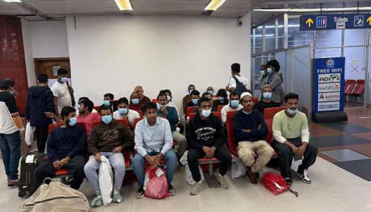 হাতকড়া পরিয়ে ৩০ বাংলাদেশিকে ফেরত পাঠাল যুক্তরাষ্ট্র
