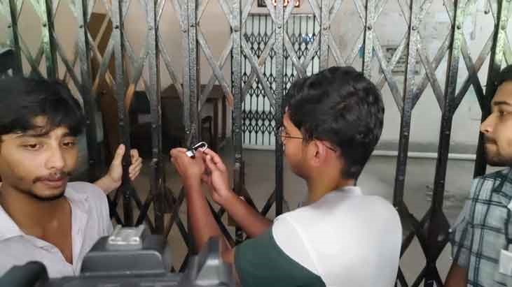 এবার ব্যাংক-প্রশাসনিক ভবনে তালা দিলেন বাকৃবির শিক্ষার্থীরা 