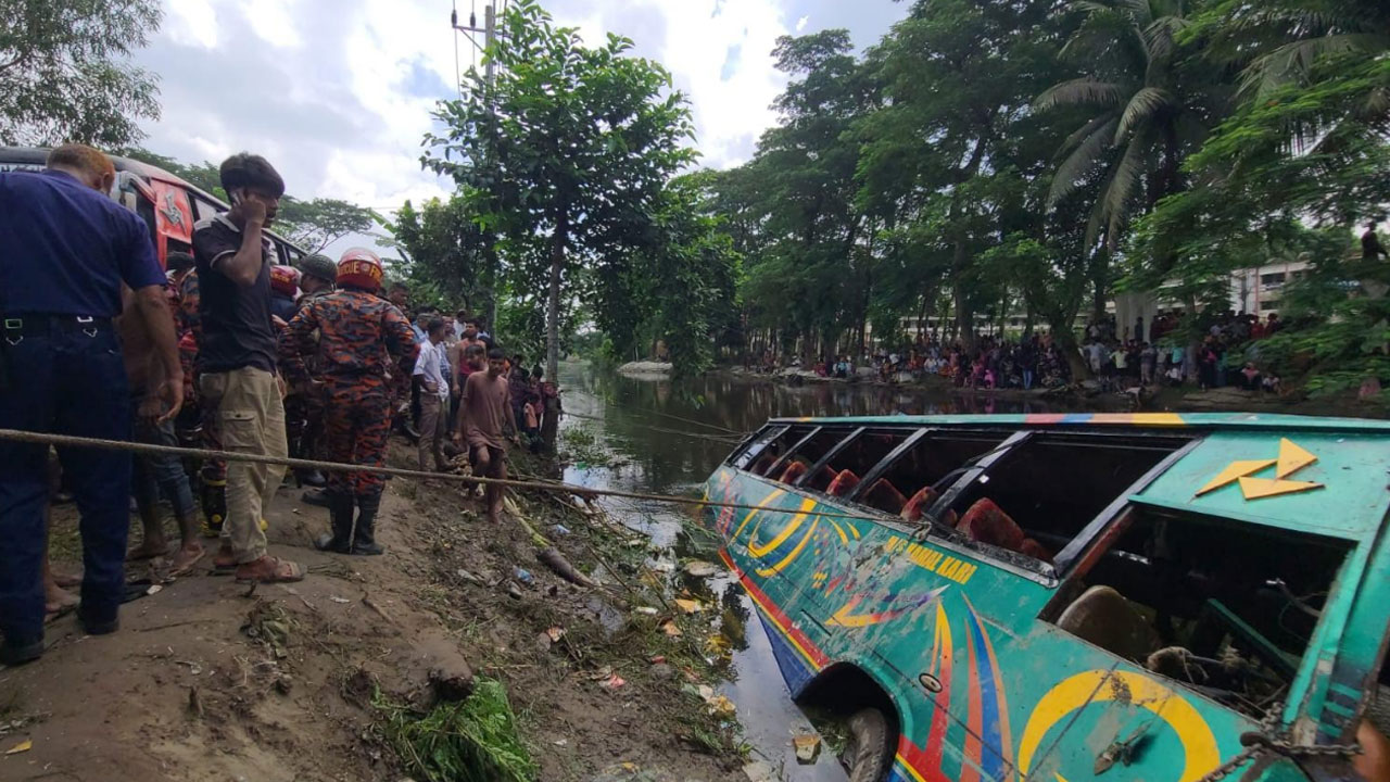 লক্ষ্মীপুরে ভয়াবহ সড়ক দুর্ঘটনায় নিহত ৫