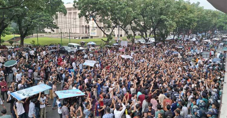 সচিবালয়ের সামনে শিক্ষার্থীদের বিক্ষোভ সচিবালয়ের সামনে শিক্ষার্থীদের বিক্ষোভ