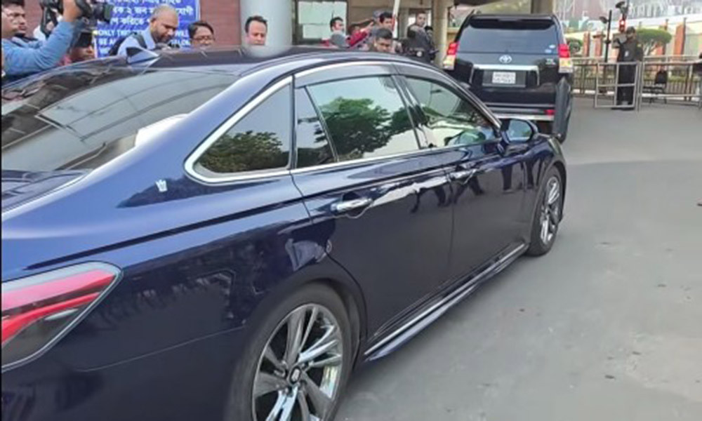 জুবাইদা রহমানকে নিতে বিমানবন্দরে গাড়িবহর