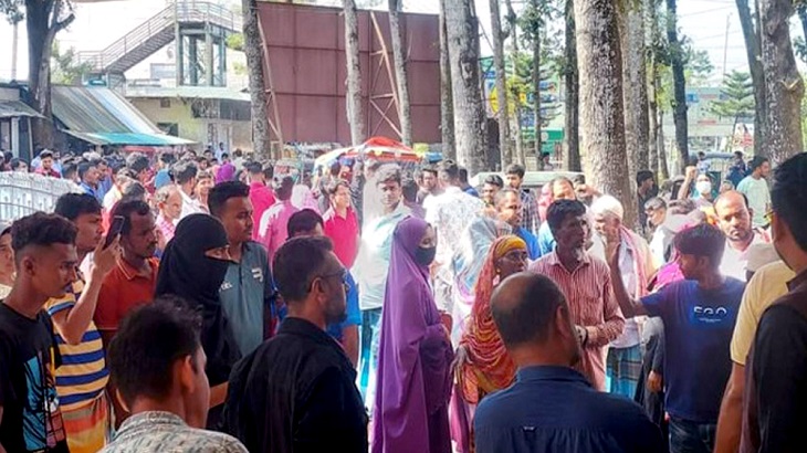ভূমিকম্প আতঙ্কে কুমিল্লায় বহু আহত ভূমিকম্প আতঙ্কে কুমিল্লায় বহু আহত