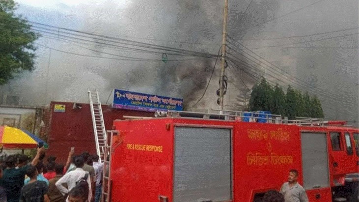 চট্টগ্রামে সৈকত বার-রেস্তোরাঁয় আগুন চট্টগ্রামে সৈকত বার-রেস্তোরাঁয় আগুন