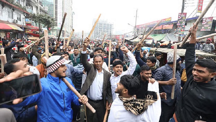 কারওয়ান বাজারে ব্যবসায়ীদের মানববন্ধনে হামলা, উত্তাল রাজপথ