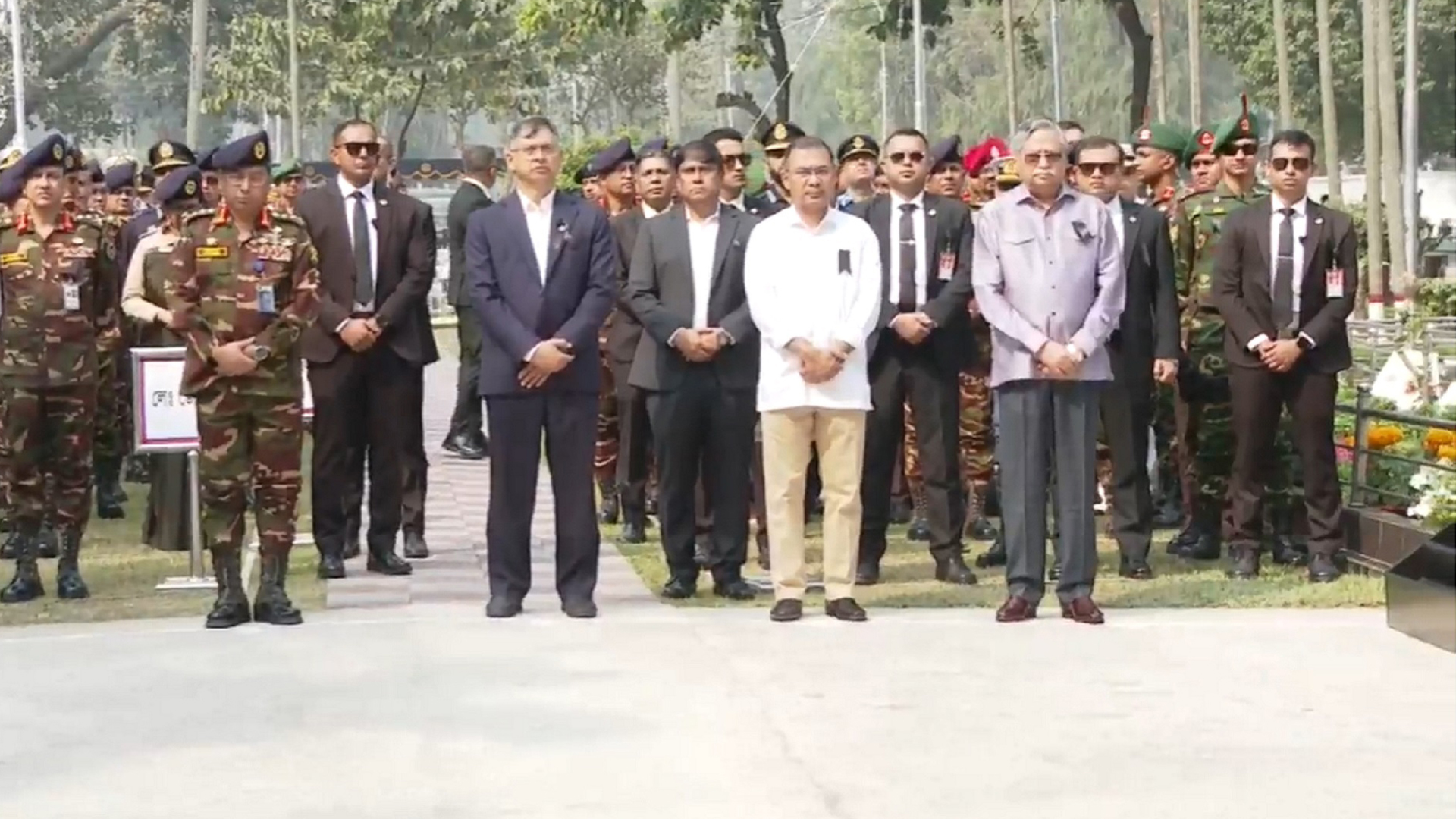পিলখানা হত্যাকাণ্ডে শহীদদের প্রতি রাষ্ট্রপতি-প্রধানমন্ত্রীর শ্রদ্ধা