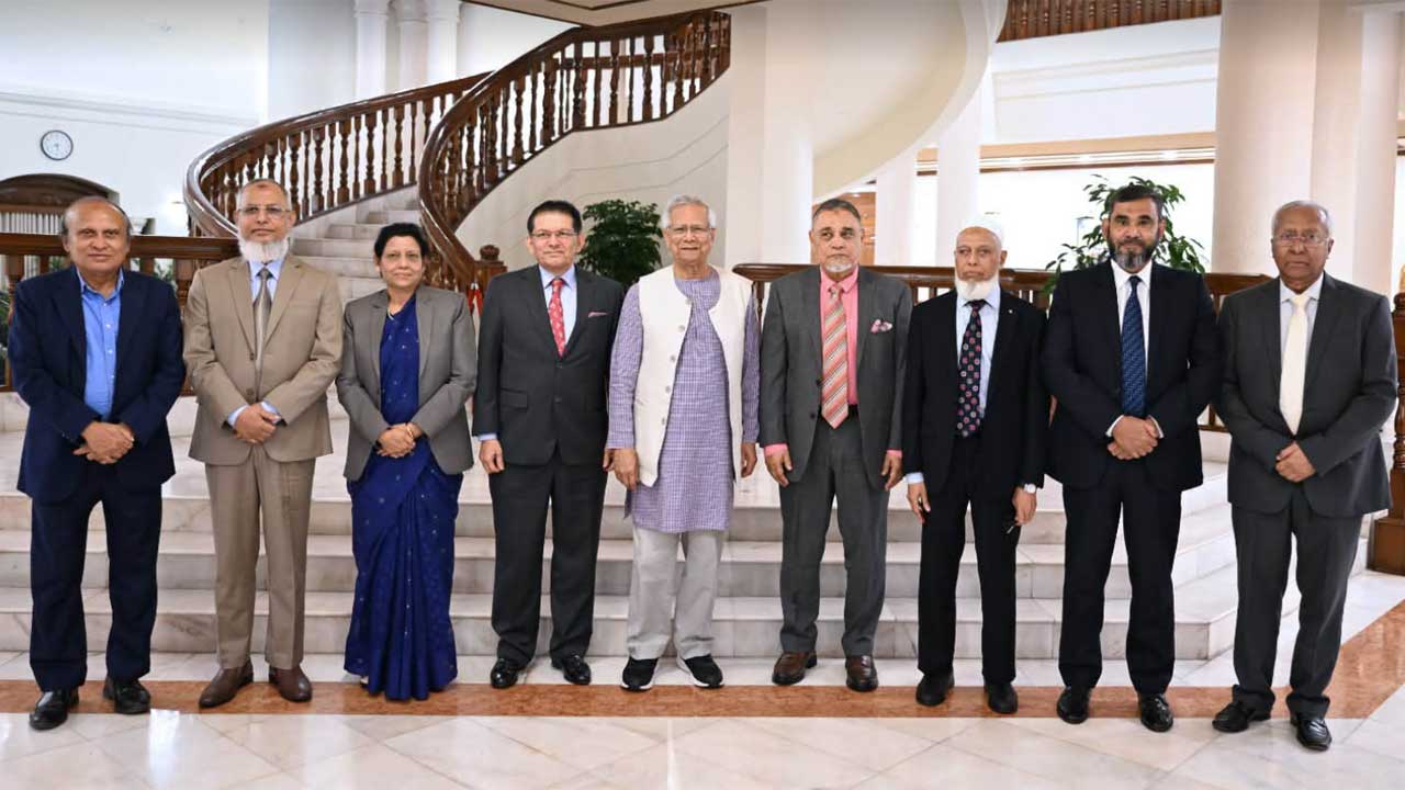 নির্বাচনের প্রস্তুতি সম্পর্কে প্রধান উপদেষ্টাকে অবহিত করলেন সিইসি