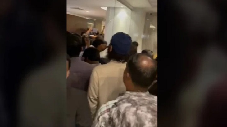 সচিবালয়ে অবরুদ্ধ অর্থ উপদেষ্টা