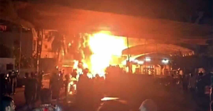 মহাখালী পেট্রোল পাম্পে আগুন মহাখালী পেট্রোল পাম্পে আগুন