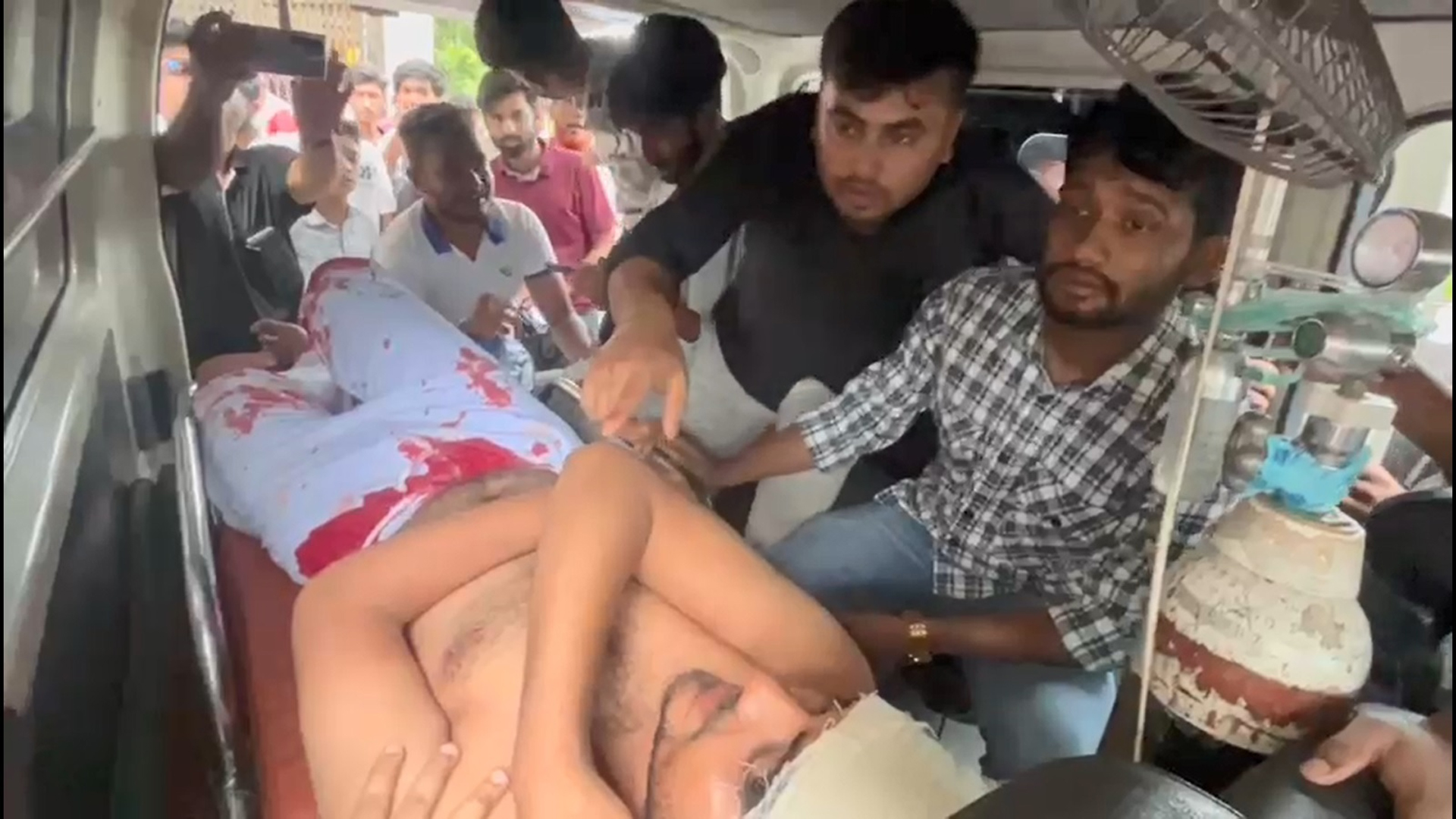 এনসিপির সভায় বৈষম্যবিরোধী নেতাকে হাতুড়িপেটা এনসিপির সভায় বৈষম্যবিরোধী নেতাকে হাতুড়িপেটা