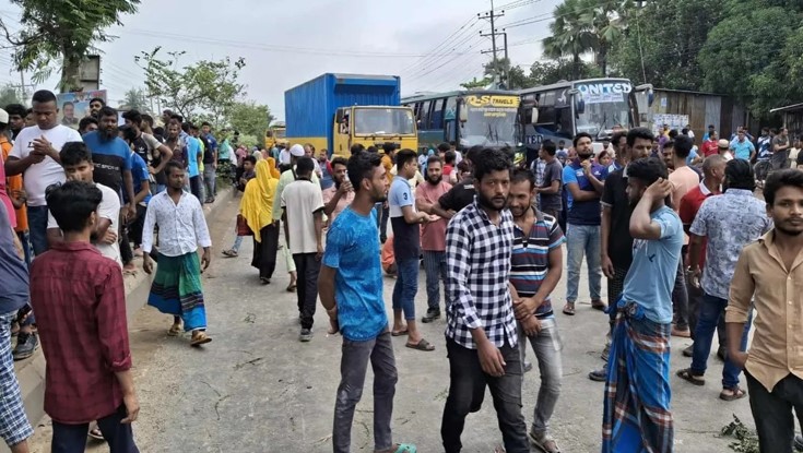 মহাসড়ক অবরোধ শ্রমিকদের, তীব্র যানজটে ভোগান্তি মহাসড়ক অবরোধ শ্রমিকদের, তীব্র যানজটে ভোগান্তি