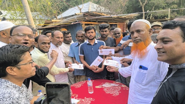 অগ্নিকাণ্ডে ক্ষতিগ্রস্তদের পাশে বিএনপি নেতা সেলিমুজ্জামান অগ্নিকাণ্ডে ক্ষতিগ্রস্তদের পাশে বিএনপি নেতা সেলিমুজ্জামান