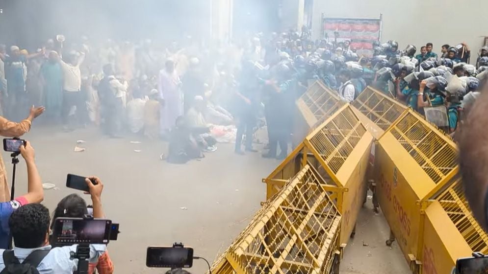 রাজধানীতে ইবতেদায়ী মাদরাসা শিক্ষকদের সঙ্গে পুলিশের সংঘর্ষ, আহত-১৫ রাজধানীতে ইবতেদায়ী মাদরাসা শিক্ষকদের সঙ্গে পুলিশের সংঘর্ষ, আহত-১৫