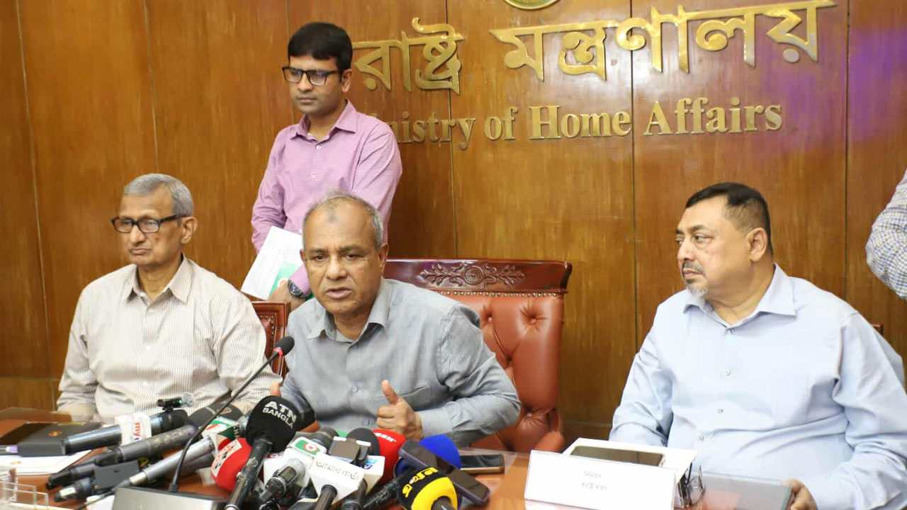 ‘তফসিলের আগে এসপি-ওসিদের বদলি করা হবে’ ‘তফসিলের আগে এসপি-ওসিদের বদলি করা হবে’