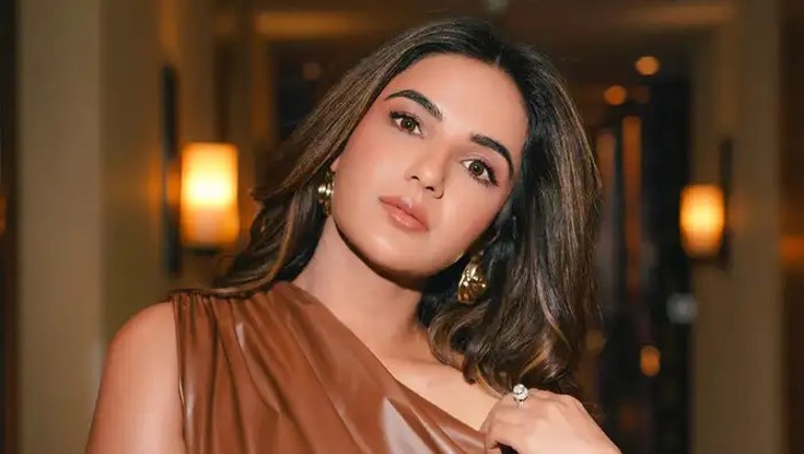 ‘হঠাৎ দরজা বন্ধ করে দেন পরিচালক’ ‘হঠাৎ দরজা বন্ধ করে দেন পরিচালক’