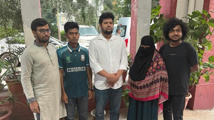 উপদেষ্টাকে বোতল ছোঁড়া সেই শিক্ষার্থীকে পরিবারের কাছে হস্তান্তর উপদেষ্টাকে বোতল ছোঁড়া সেই শিক্ষার্থীকে পরিবারের কাছে হস্তান্তর