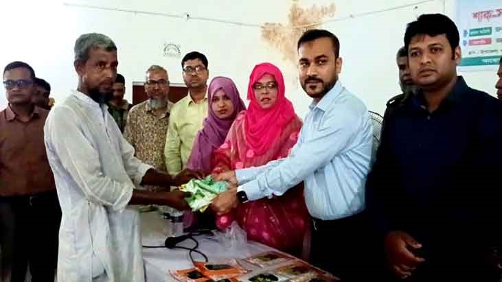 কালীগঞ্জে বিনামূল্যে বীজ-সার বিতরণ কালীগঞ্জে বিনামূল্যে বীজ-সার বিতরণ
