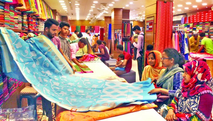 ঈদের কেনাকাটায় জমজমাট রাজধানীর শপিংমলগুলো