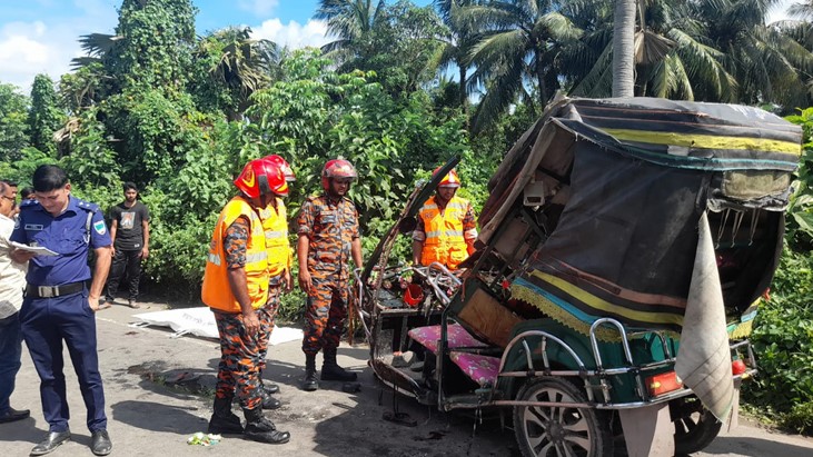 খুলনায় ট্রাকের ধাক্কায় ৩ জনের প্রাণহানি খুলনায় ট্রাকের ধাক্কায় ৩ জনের প্রাণহানি