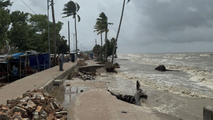 উদ্বোধনের আগেই সাগরে বিলীন ৫ কোটি টাকার মেরিন ড্রাইভ উদ্বোধনের আগেই সাগরে বিলীন ৫ কোটি টাকার মেরিন ড্রাইভ