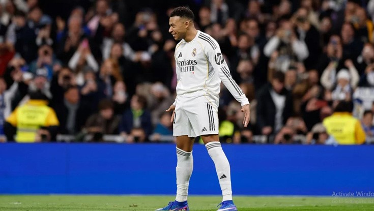 রোনালদোর কীর্তি ছুঁয়ে বছর শেষ করলেন এমবাপ্পে