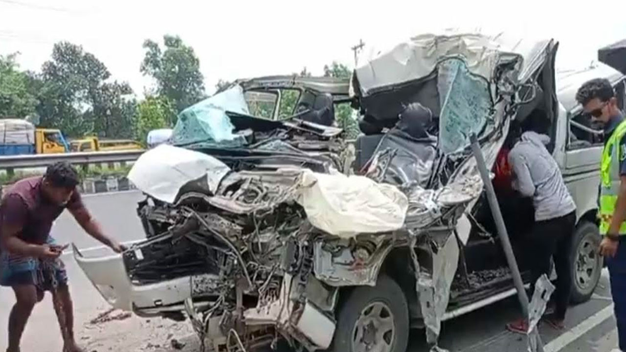 টাঙ্গাইলে ট্রাক-মাইক্রোবাস সংঘর্ষে নিহত ৩ টাঙ্গাইলে ট্রাক-মাইক্রোবাস সংঘর্ষে নিহত ৩