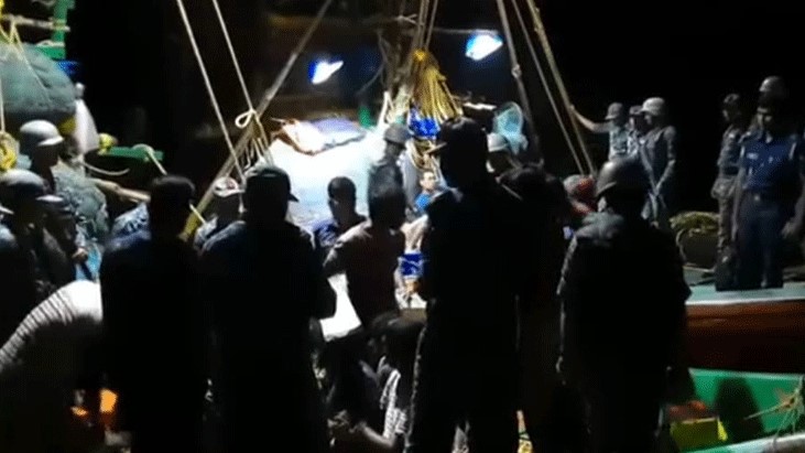 বঙ্গোপসাগরে ফিশিং ট্রলারসহ ৩৪ ভারতীয় জেলে আটক বঙ্গোপসাগরে ফিশিং ট্রলারসহ ৩৪ ভারতীয় জেলে আটক
