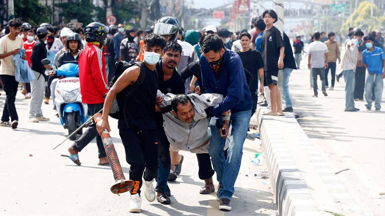 নিষেধাজ্ঞা তুলে নিলেও নেপালে তরুণদের বিক্ষোভ অব্যাহত নিষেধাজ্ঞা তুলে নিলেও নেপালে তরুণদের বিক্ষোভ অব্যাহত