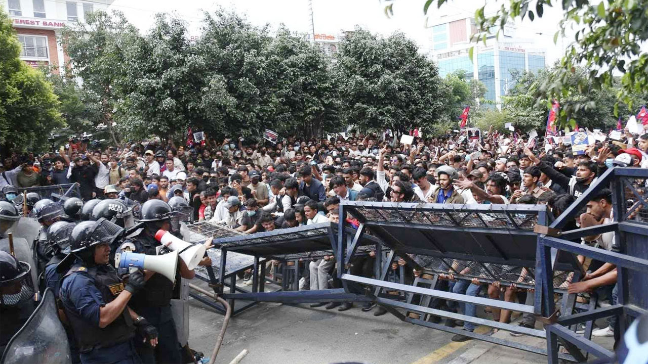 নেপালে বিক্ষোভ দমনে সেনা মোতায়েন, নিহত ৬ নেপালে বিক্ষোভ দমনে সেনা মোতায়েন, নিহত ৬
