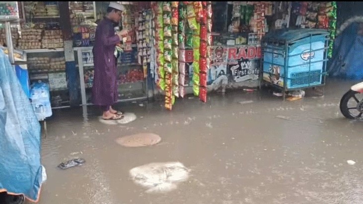 তিন ঘন্টার বৃষ্টিতে ডুবল নোয়াখালী শহর, মানুষের দুর্ভোগ তিন ঘন্টার বৃষ্টিতে ডুবল নোয়াখালী শহর, মানুষের দুর্ভোগ