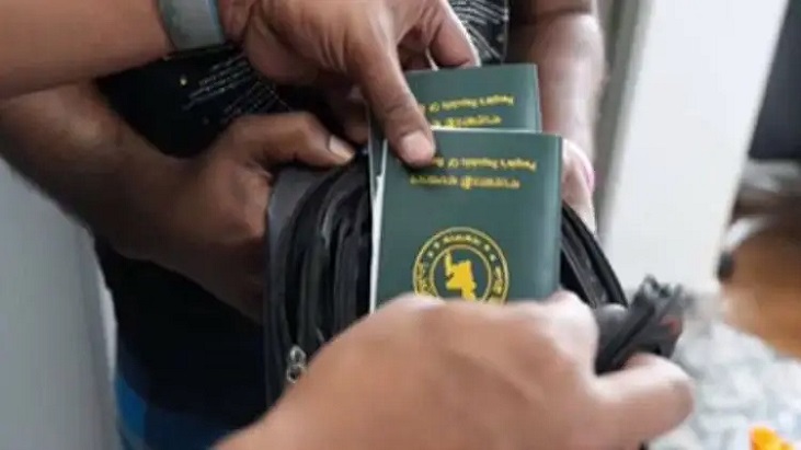 মালয়েশিয়ায় জাল পাসপোর্ট চক্রের হোতাসহ ৩ বাংলাদেশি গ্রেফতার মালয়েশিয়ায় জাল পাসপোর্ট চক্রের হোতাসহ ৩ বাংলাদেশি গ্রেফতার