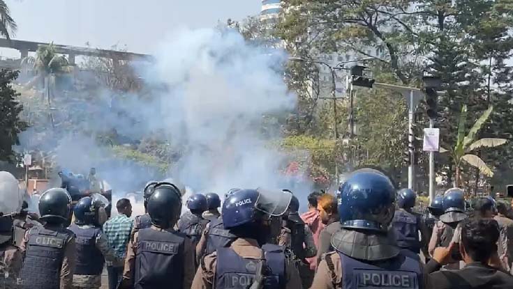 যমুনার সামনে পুলিশ-চাকরিজীবীদের দফায় দফায় সংঘর্ষ
