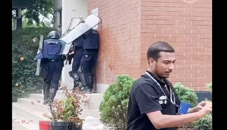 মাইলস্টোনে সাংবাদিক-পুলিশের ওপর হামলা মাইলস্টোনে সাংবাদিক-পুলিশের ওপর হামলা