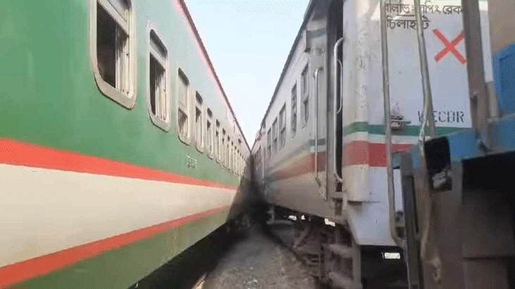 রাজশাহীতে দুটি ট্রেনের সংঘর্ষ, বগি লাইনচ্যুত রাজশাহীতে দুটি ট্রেনের সংঘর্ষ, বগি লাইনচ্যুত
