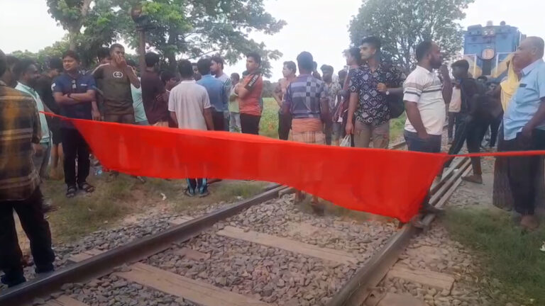 রাজশাহীতে রেলপথ অবরোধ, সারাদেশের সঙ্গে যোগাযোগ বন্ধ রাজশাহীতে রেলপথ অবরোধ, সারাদেশের সঙ্গে যোগাযোগ বন্ধ