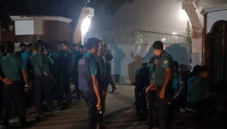 পোষ্য কোটা: রাবি উপাচার্যের বাসভবন ভাঙচুর, পুলিশ মোতায়েন 