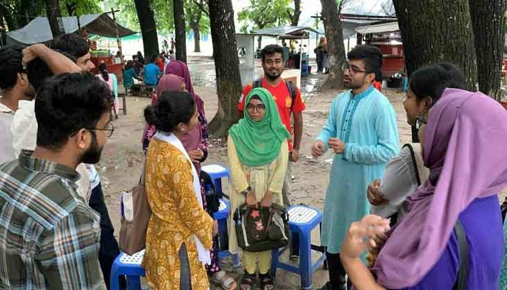 উৎসবমুখর পরিবেশে চলছে রাকসু নির্বাচনের প্রচারণা